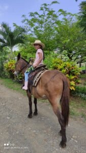 María Antonia Torres le gusta montar a caballo.