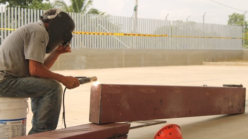 Construcción soldando