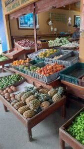 Mercado piñas y otras frutas