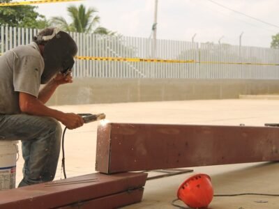 Construcción soldando