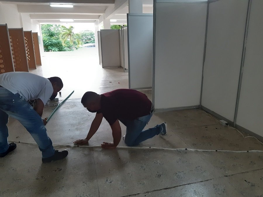 Gobernador-armanestands