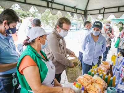 Ministro Zea comprando