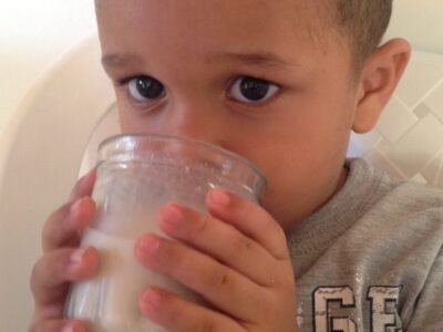 Niño tomando leche1