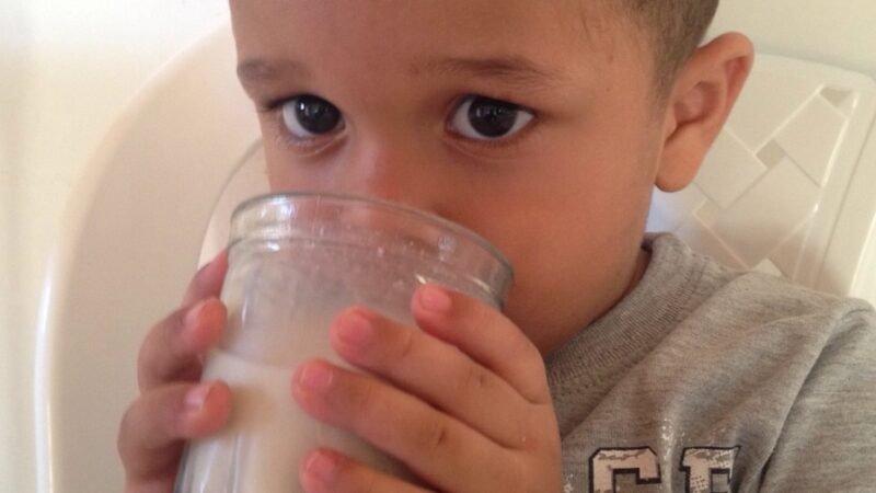 Niño tomando leche1