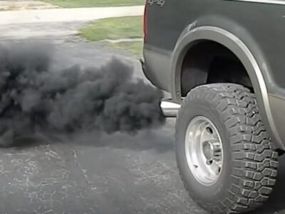 Carro con humo negro