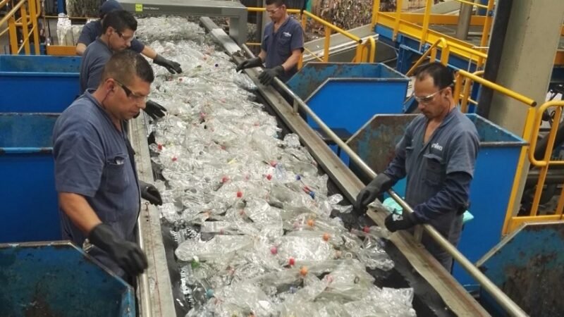 Plástico reciclado-recortado
