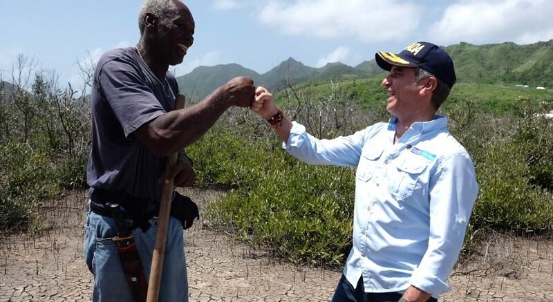 CarlosCorrea-siembrademangleenSanAndrésIslas