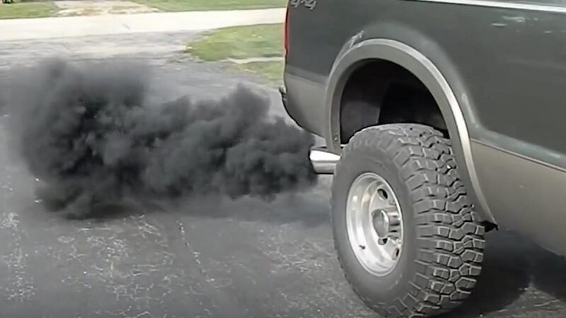 Carro con humo negro