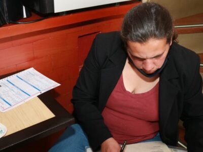 Trabajador-llenandohojadevida