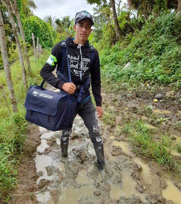 Vacunacióncontraaftosa-vacunadorenelbarro (2)