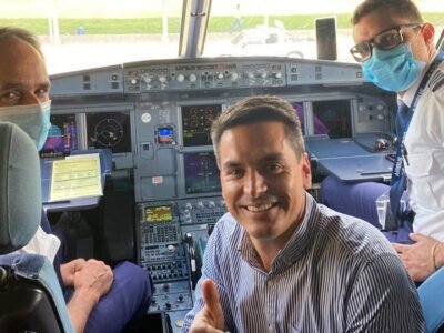 AlcaldeMontería-enaviónhaciaCali (2)