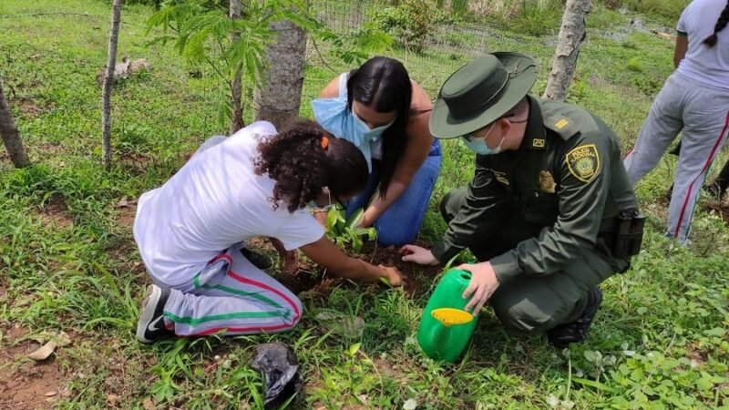 Siembradeárboles-policías (2)