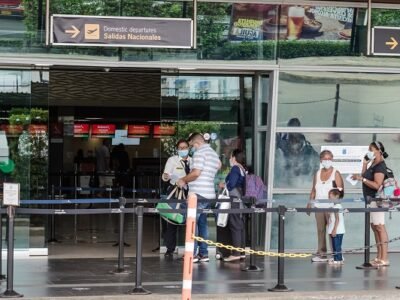 AeropuertodeCartagena-pasajerosentrando (2)