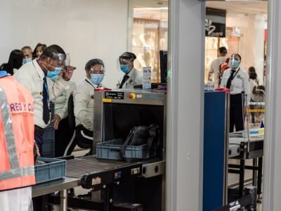 AeropuertodeCartagena-pasajerosentrandoasala (2)