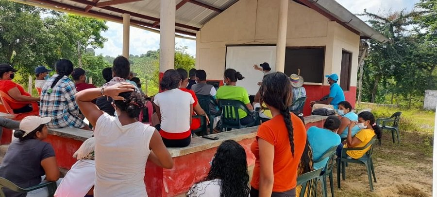 Moñitos-mujerescapacitándose