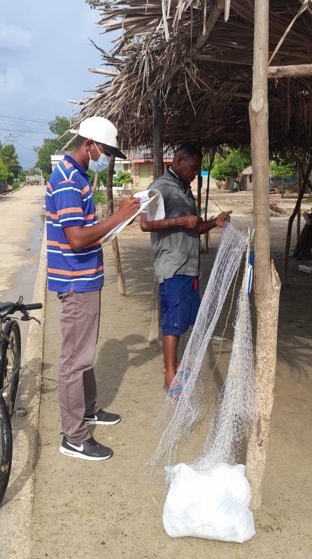 Moñitos-pescadorartesnal-arreglandoatarraya (1)