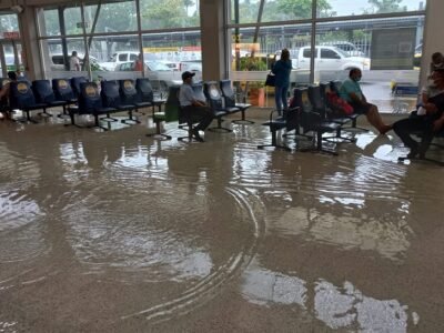 AeropuertoLosGarzones-inundado-saladeespera (2)