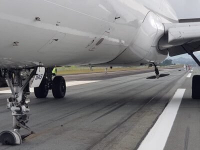 Avióncontrendeaterrizajepartido (2)