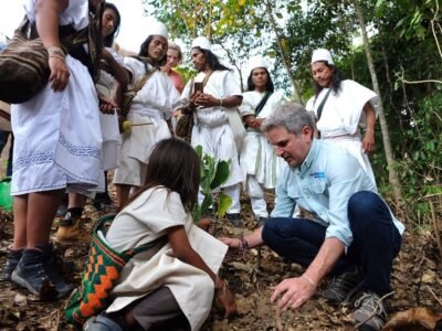 SierraNevada-CarlosCorreaconniñosembrando