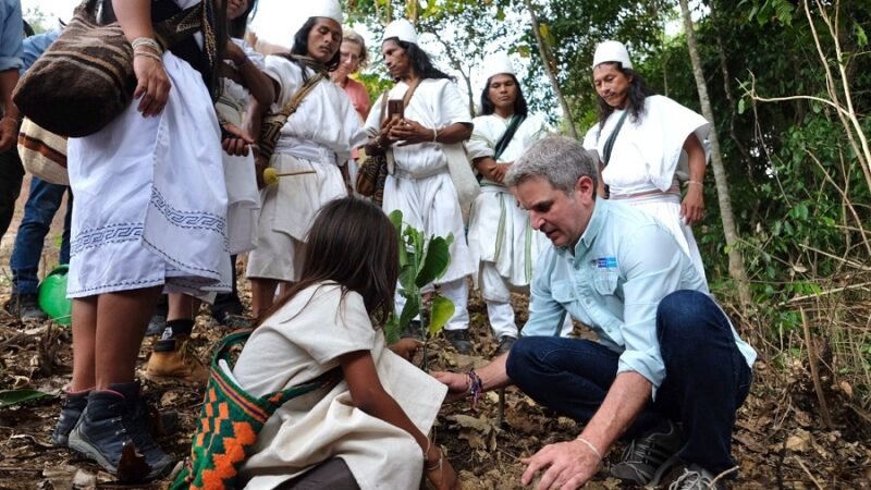 SierraNevada-CarlosCorreaconniñosembrando