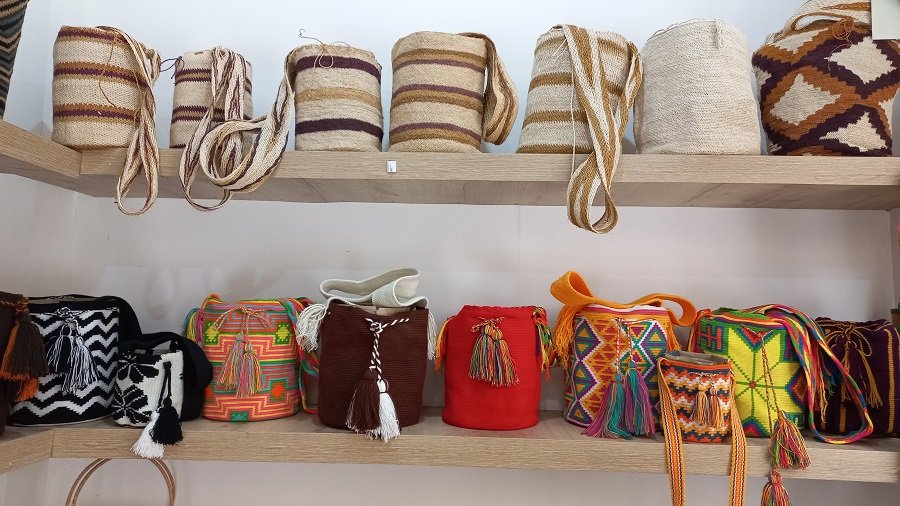 Artesanos-CentroCulturalGoyo-mochilasarhuacasywayúu