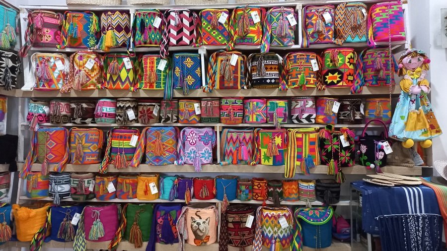 Artesanos-CentroCulturalGoyo-mochilaswayúu-variedad