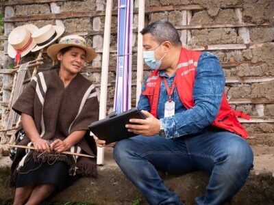 Bancamia-inclusiónfinanciera-Microempresaria Florinda Chavez recibiendo asesoramiento objetivo (2)