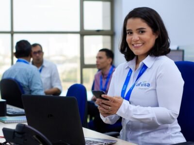 Afinia-niñaatendiendosonriente