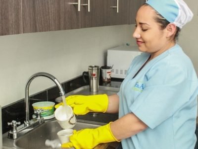 Trabajadoradomésticaconuniforme (2)