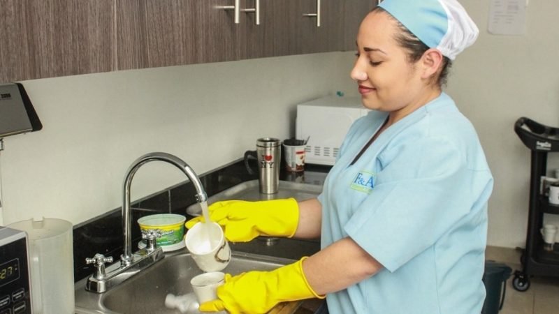 Trabajadoradomésticaconuniforme (2)