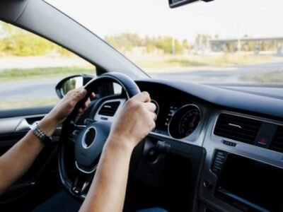 Vehículo-mujeralvolante