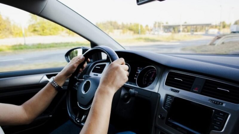 Vehículo-mujeralvolante