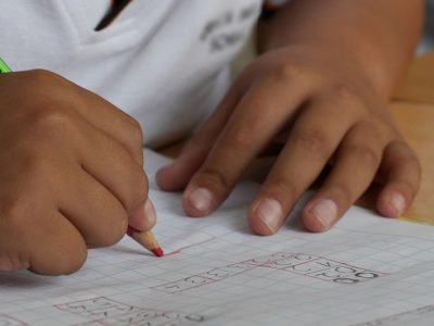 Niñoescribiendo