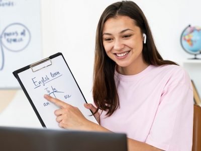 iNNpulsayPlatzi-young-english-teacher-doing-her-class-online (2)