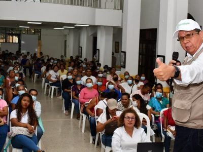 Unicor-entregadeovinosygallinas-JairoTorreshablando