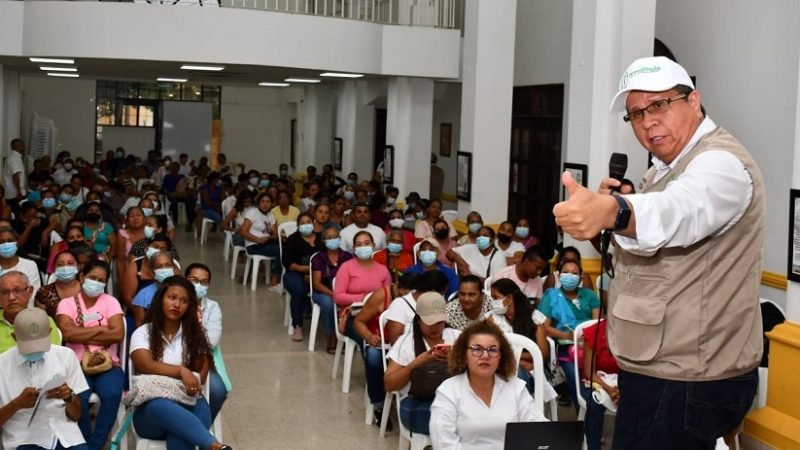 Unicor-entregadeovinosygallinas-JairoTorreshablando
