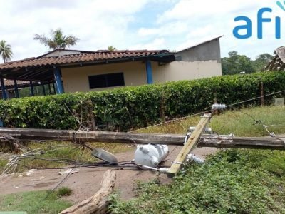 Afinia-atiendecaídadepostesporvendaval