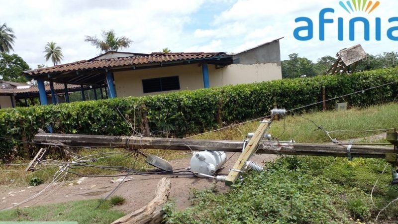 Afinia-atiendecaídadepostesporvendaval