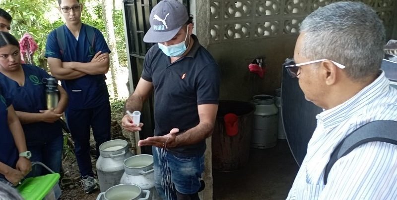 EstudiantesdeUnicor-pruebasantesderecibirlaleche (2)