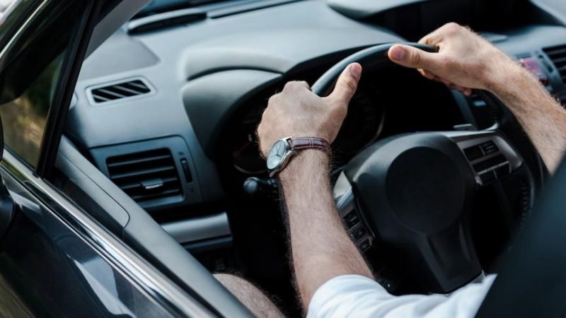 Vehículo-hombreblancoalvolante (2)