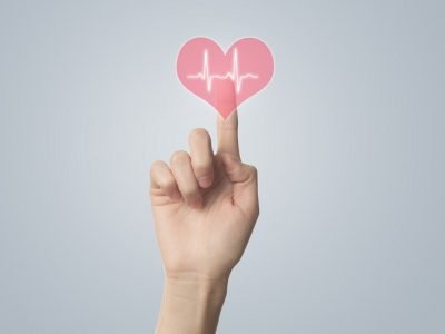 CocoTecnologías-Doctor-working-with-modern-touch-screen