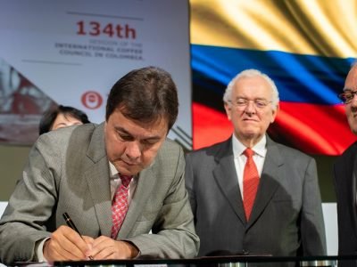 Fedecafeteros-fimadelacuerdoporRobertoVélezVallejo