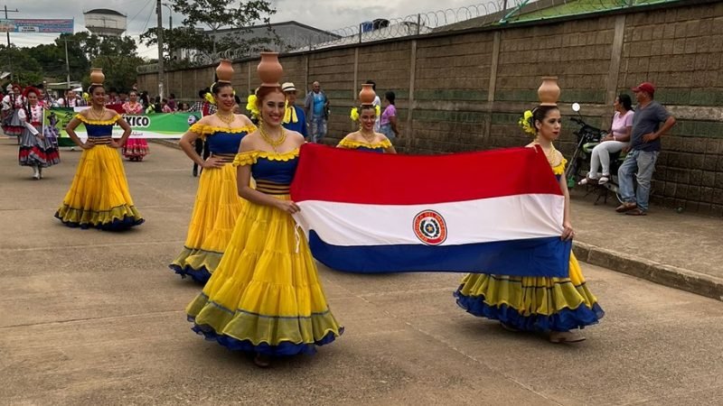 CampoVisible-6denoviembre-desfile-Paraguay-mujeresdeamarillo