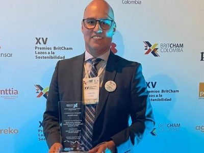 CerroMatoso-premioLazos-Recibió Freddy Cano, gerente Financiero (2)-1