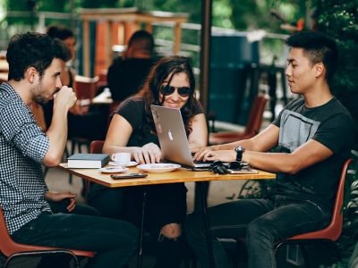 Millennials-tomandocaféyescribiendoencomputador