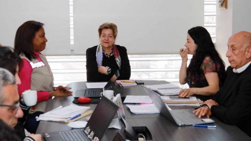 Mintrabajo-conotrasdosmujeresyseñoresviejitos